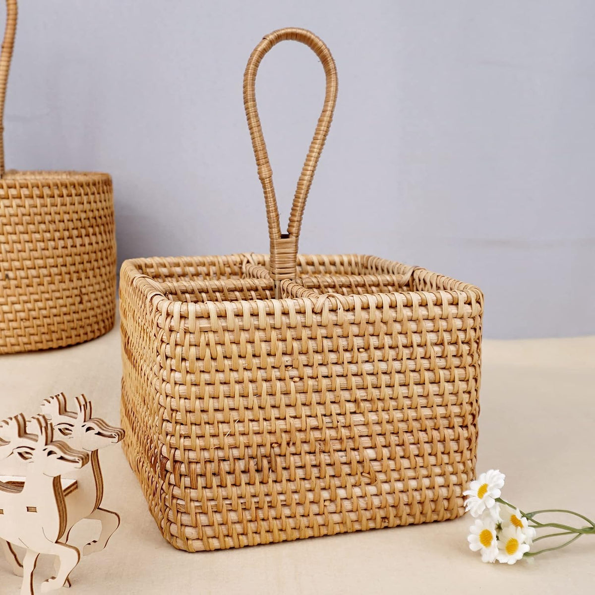 Natural Wicker Utensil Caddy with Built-in Handles，Wicker Silverware Caddy with 4 Compartments，Spoon Cutlery Holder Utensils Organizer，Condiment Organizer Silverware Holder(7.09 * 5.12 inch)